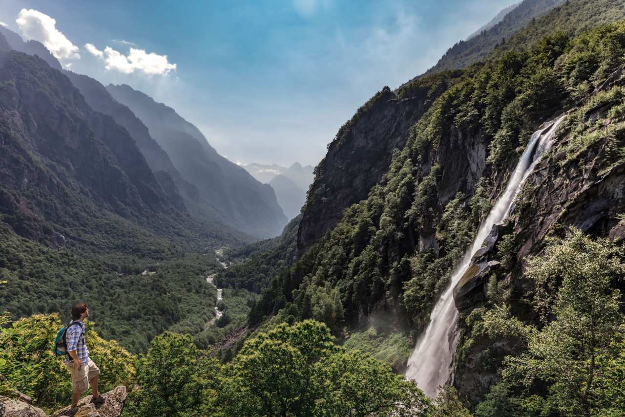 Wasserfall in einer Schlucht im Tessin