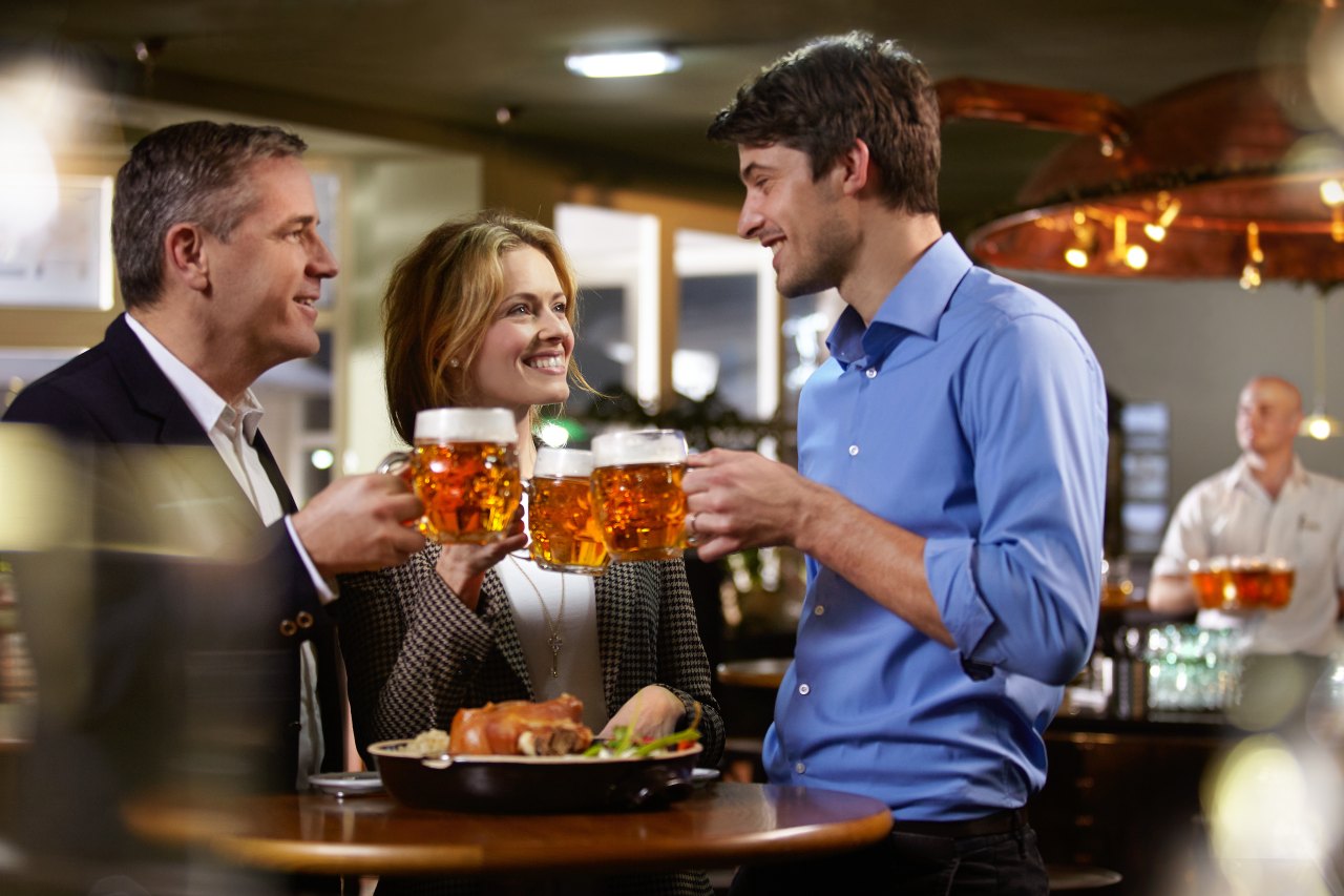 Anstoßen mit tschechischem Bier