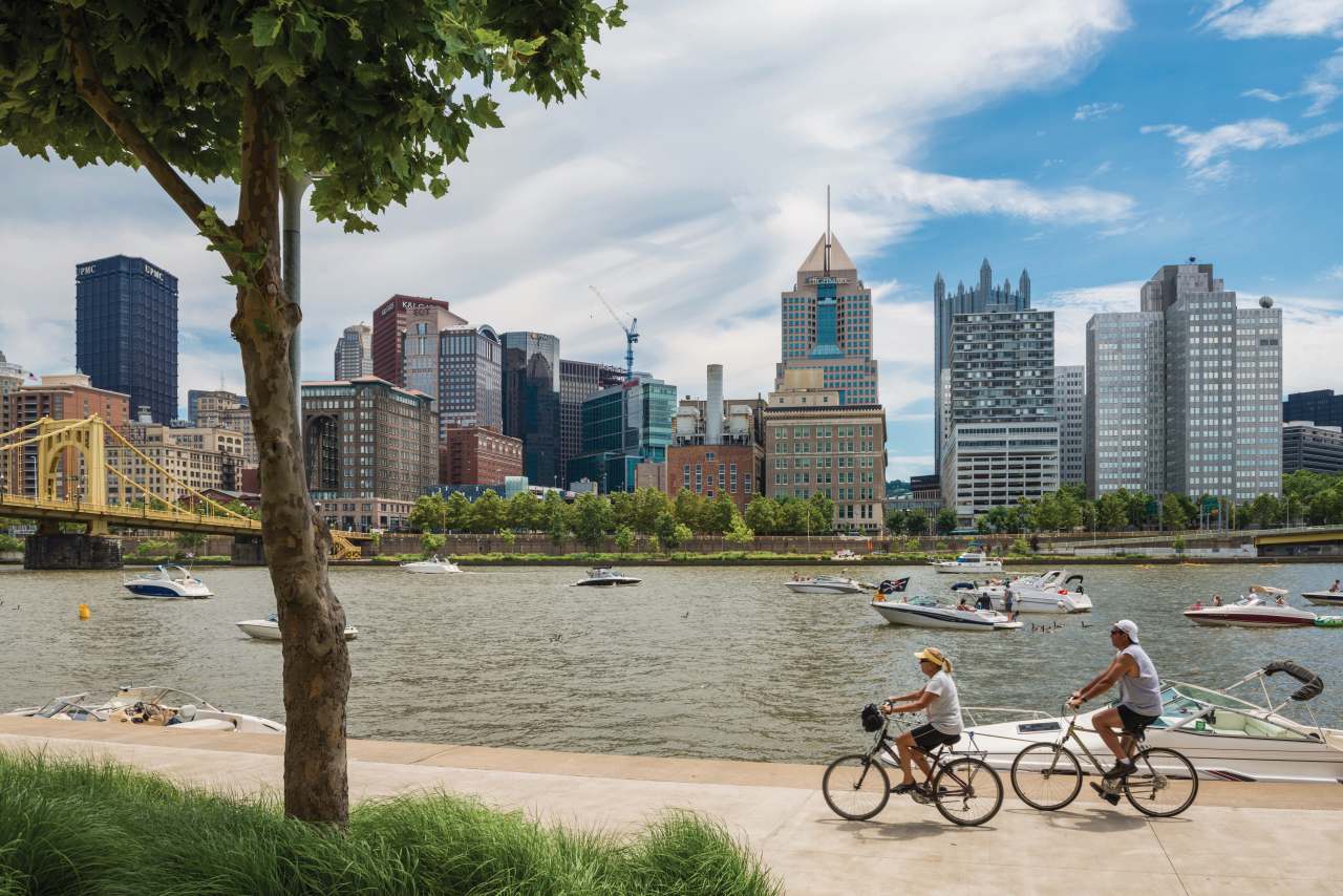 Fahrradfahrer auf dem North Side Trail in Pittsburgh