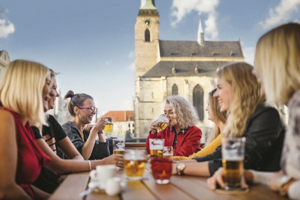 Frauen beim Bier-Stammtisch mit Pilsner Urquell