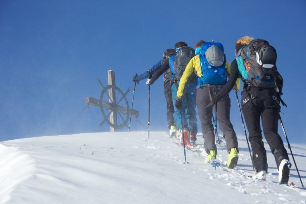 Gruppe von Skitourengehern im Tiroler Lechtal