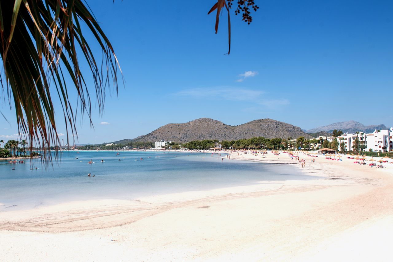 Menschenleerer Sandstrand in der Bucht von Alcudia