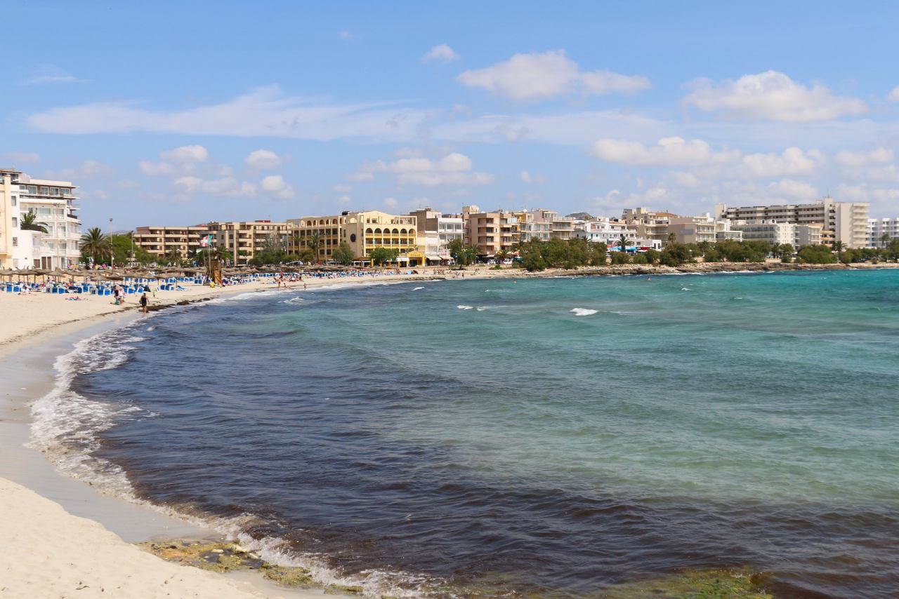 Strand und Promenade von S'Illot