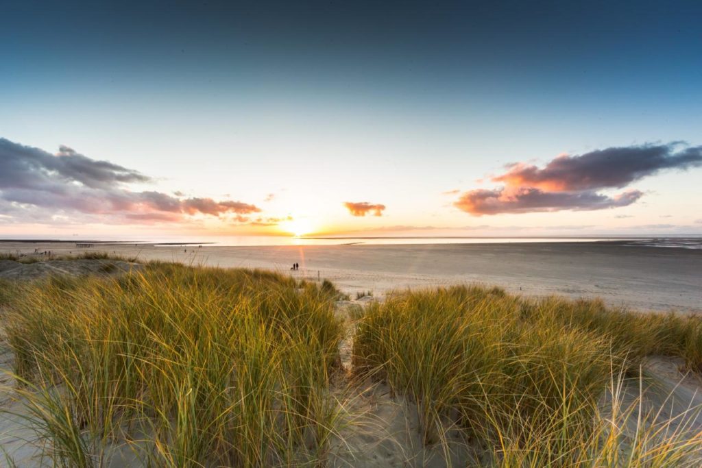 Wandern am Nordseestrand auf Borkum Herbst