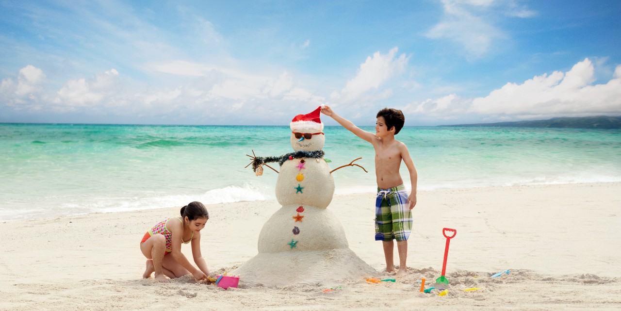 Weihnachtsmann aus Sand auf den Philippinen