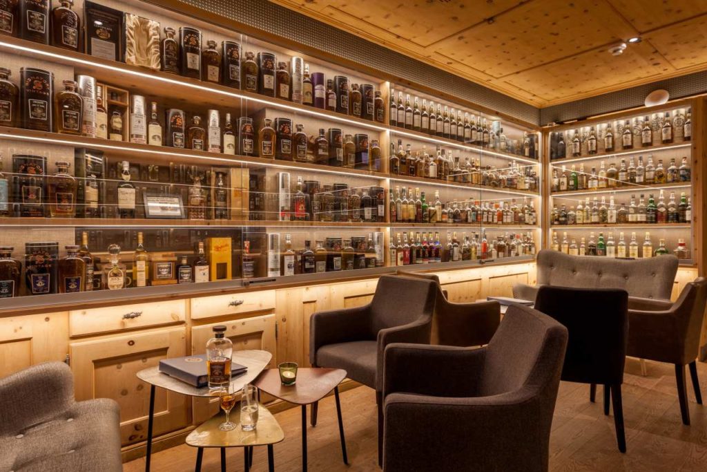 Whiskylounge im Hotel Waldhaus am See St. Moritz