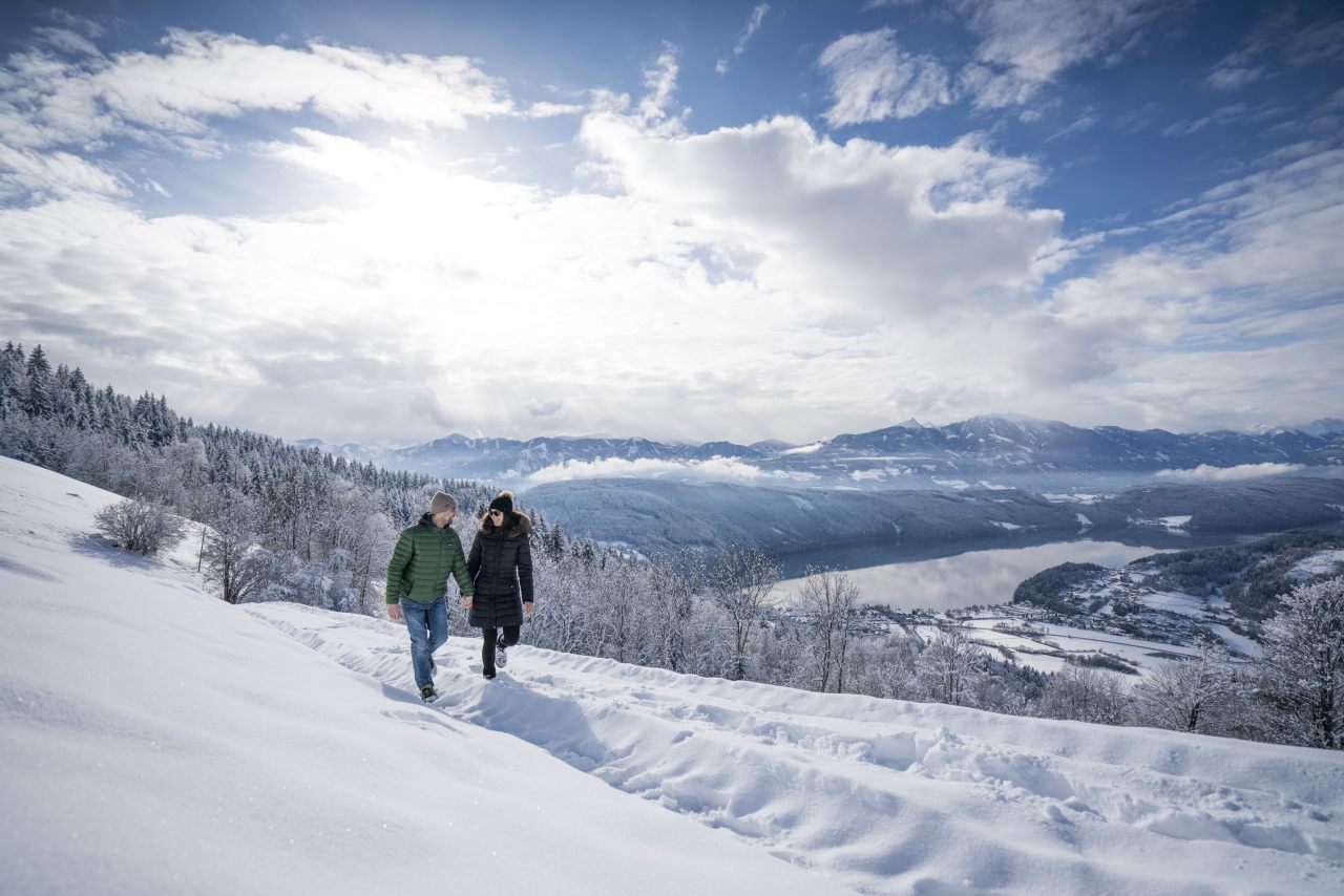 Winterwanderer am Millstätter See