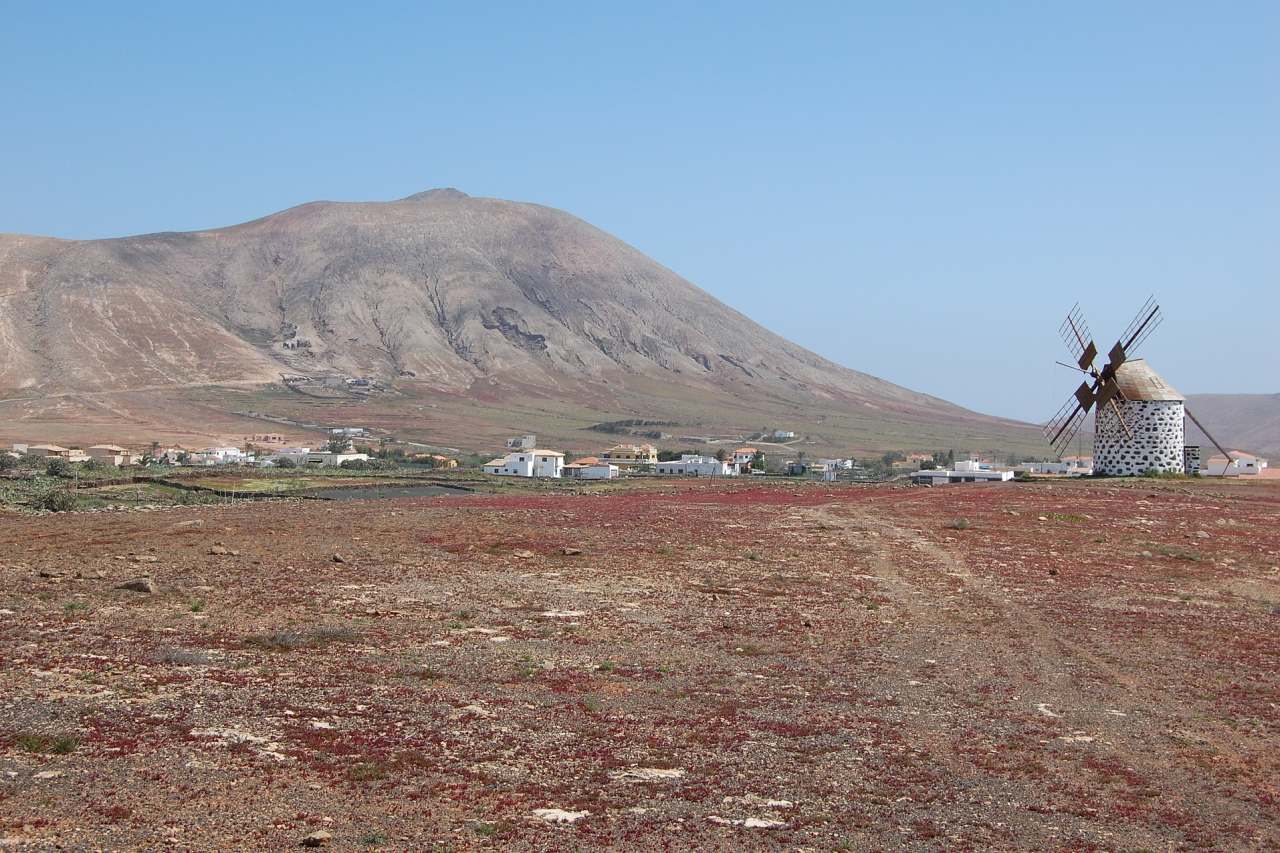 Dorf mit Windmühle Fuerteventura