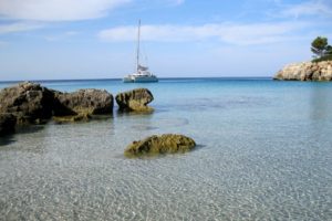 Katamaran in einer Bucht vor Menorca