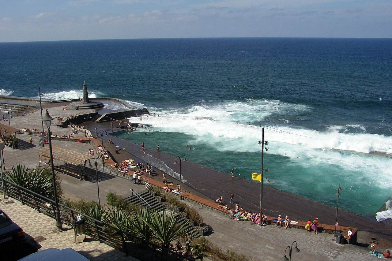 Meerwasserschwimmbecken von Bajamar bei Flut