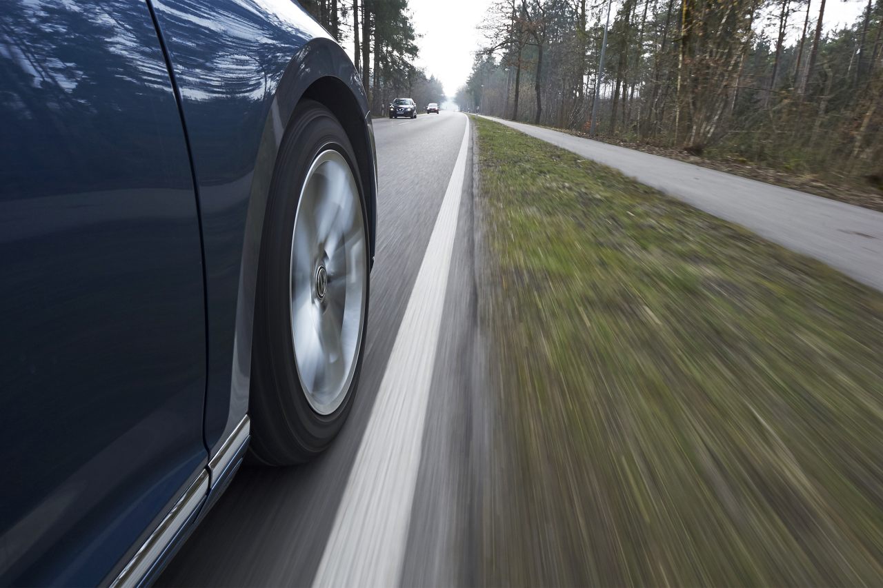 PKW nähert sich Fahrbahnrand - Spurhalteassistent