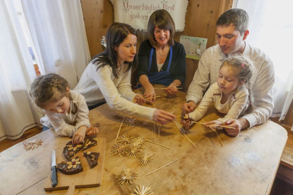 Strohstern basteln Roter Hahn