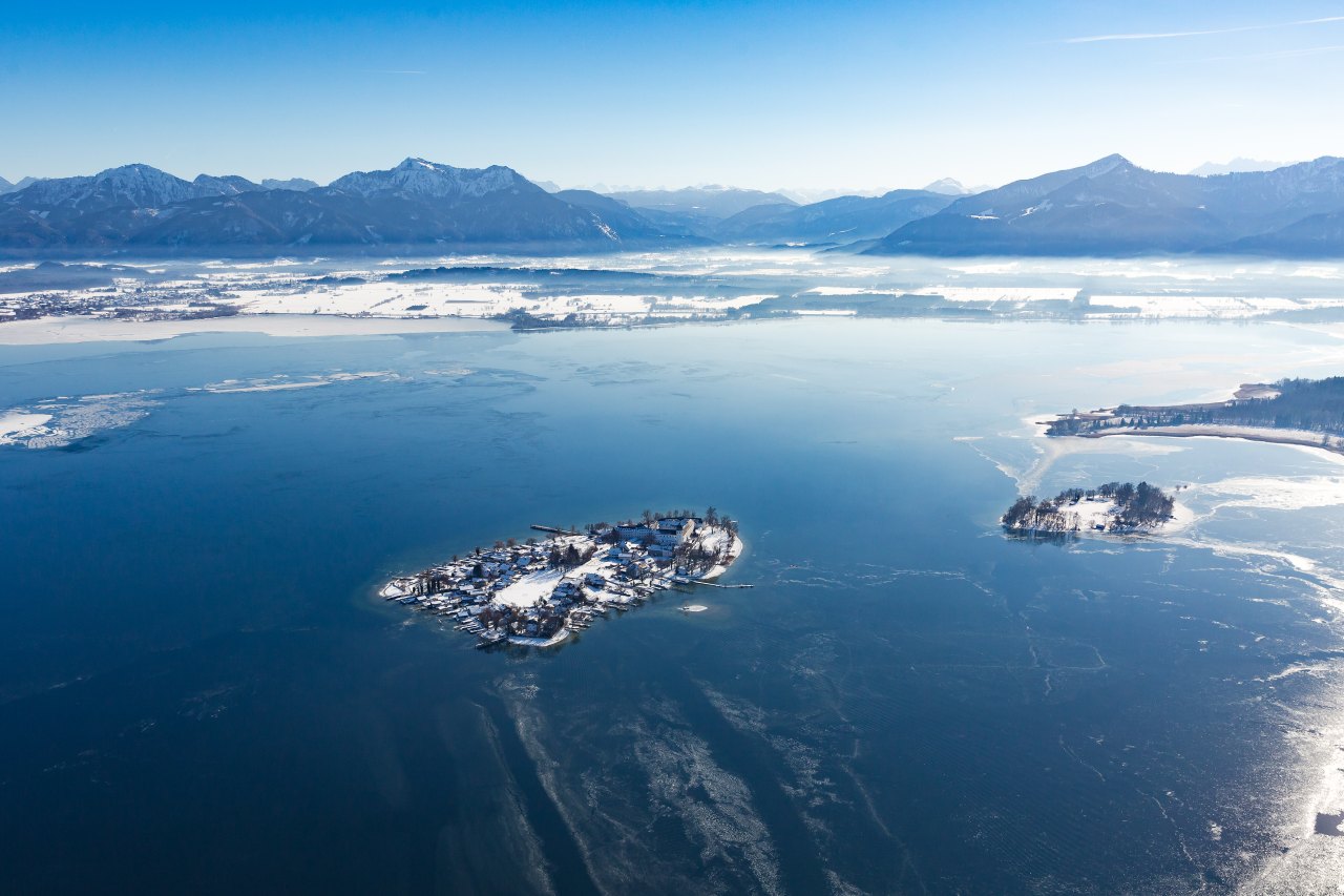 Winterlicher Chiemsee mit Fraueninsel