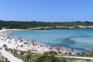 Belebter Sandstrand auf Menorca