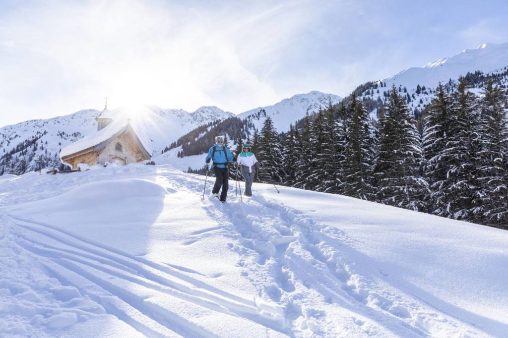 Schneeschuhwandern im Gelände an der Schönangeralm