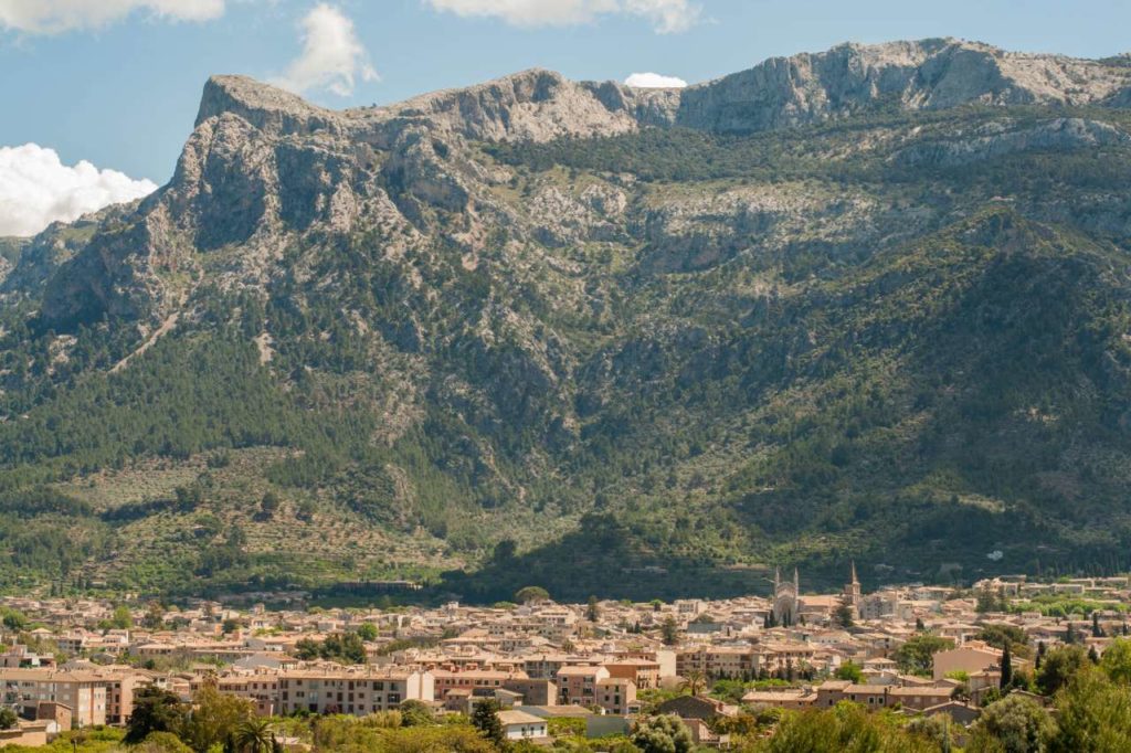 Sóller am Fuße des Tramuntana-Gebirges