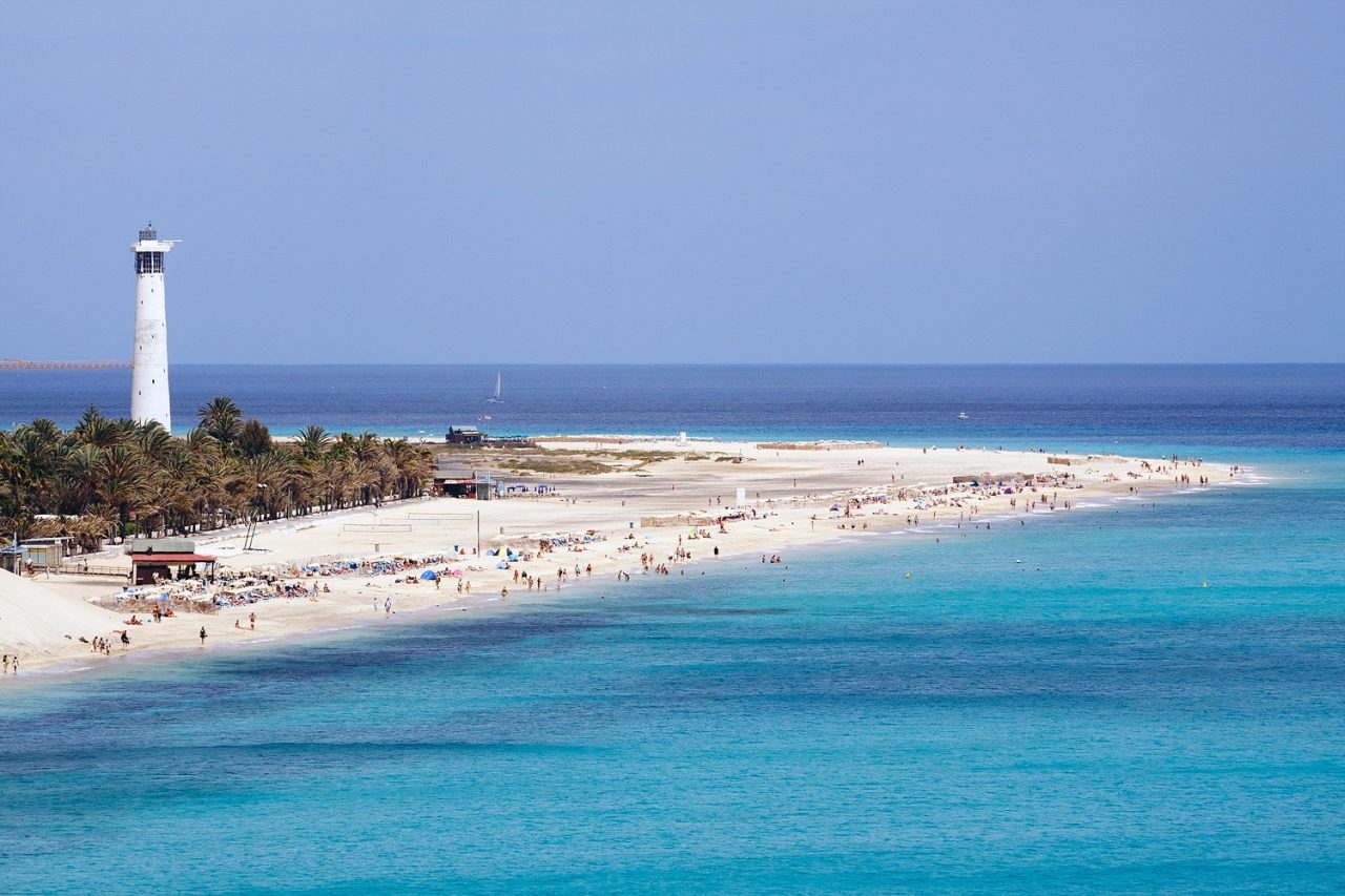 Strand von Morro Jable mit Leuchtturm