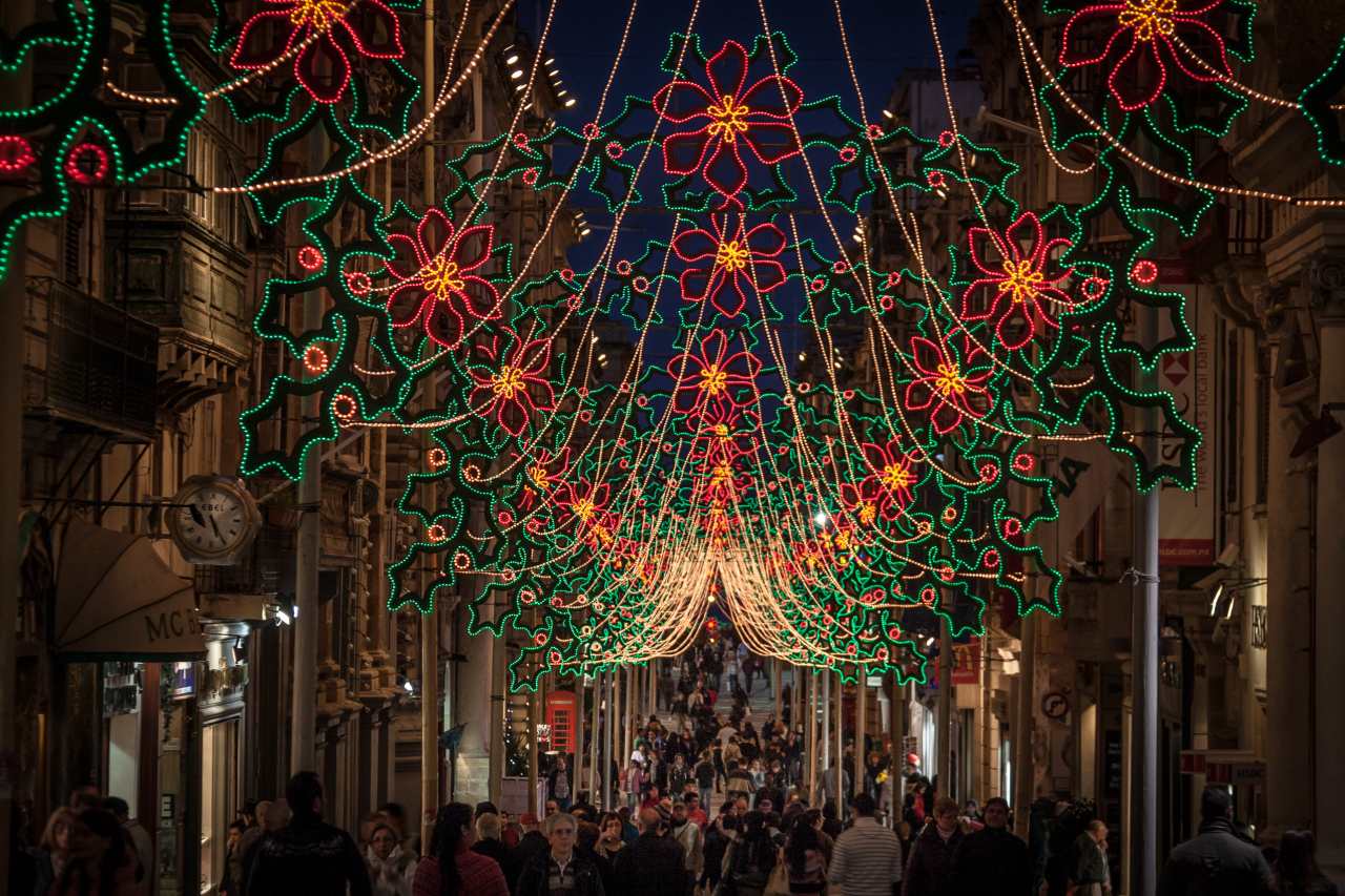 Weihnachtlicher Straßenschmuck auf Malta