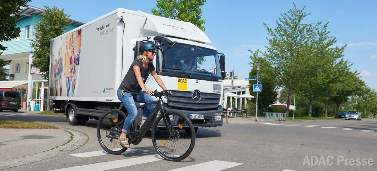 Abbiegeassitent bei LKW ADAC-Test