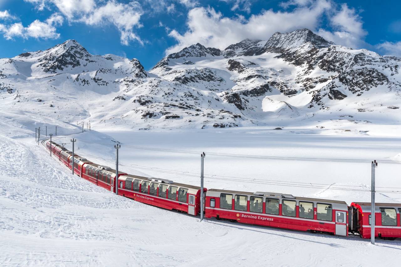 Bernina Express in tief verschneiter Landschaft