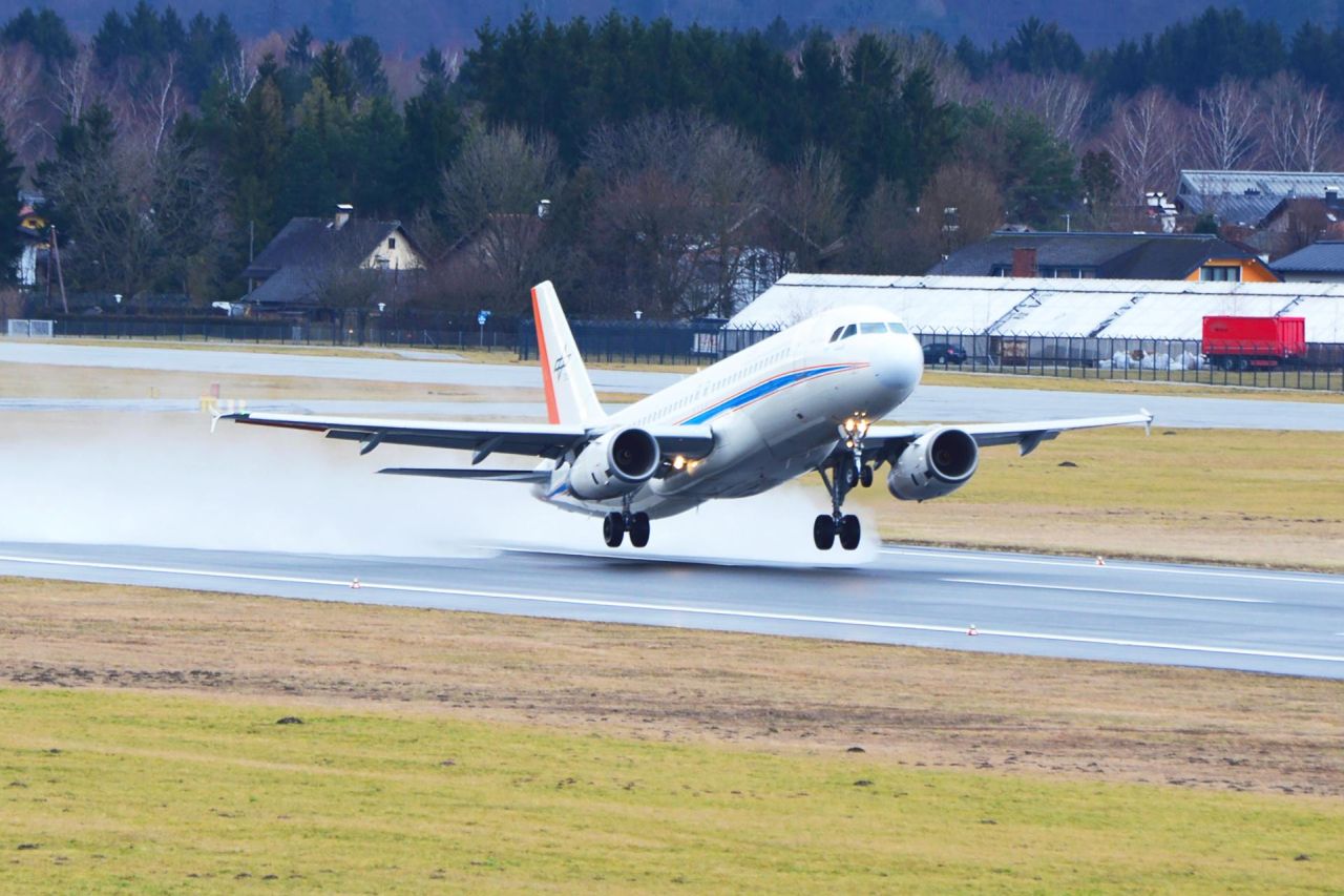 DLR Forschungsflugzeug vor dem Aufsetzen Flughafen Salzburg
