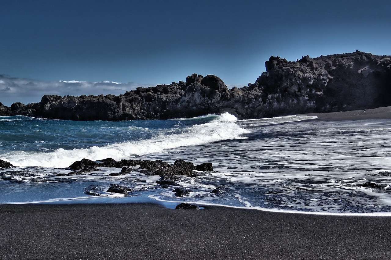 Dunkler Sandstrand auf La Palma