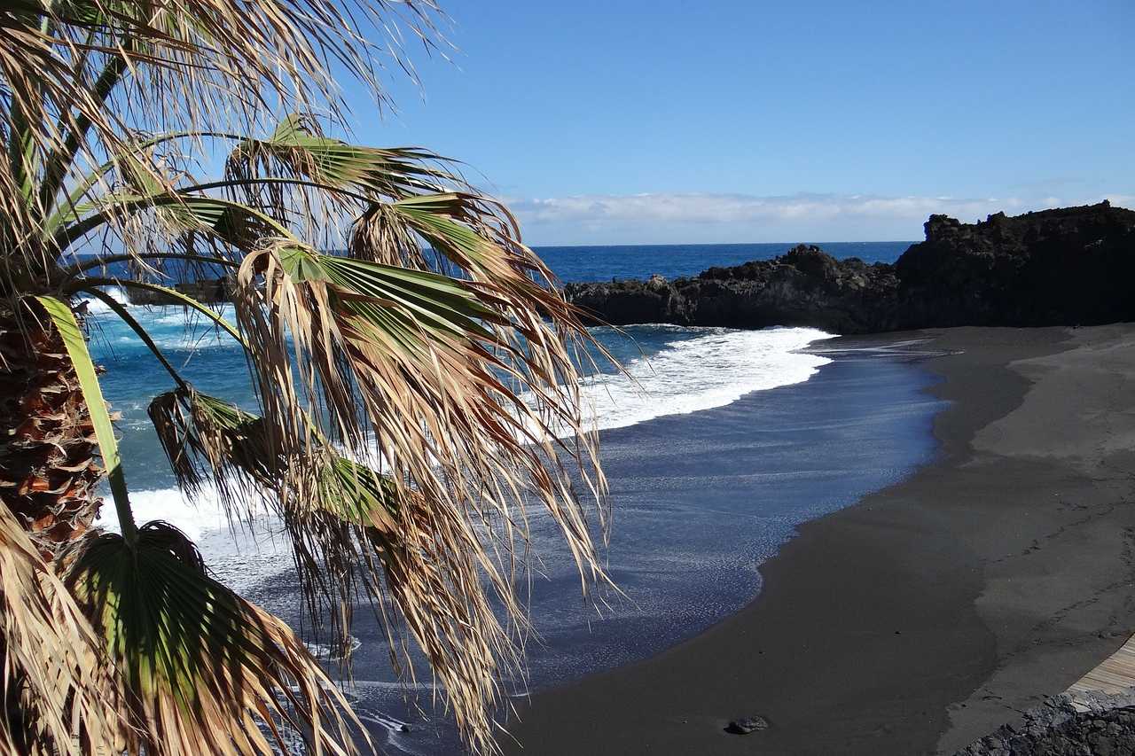 Dunkler feinsander Lavastrand La Palma