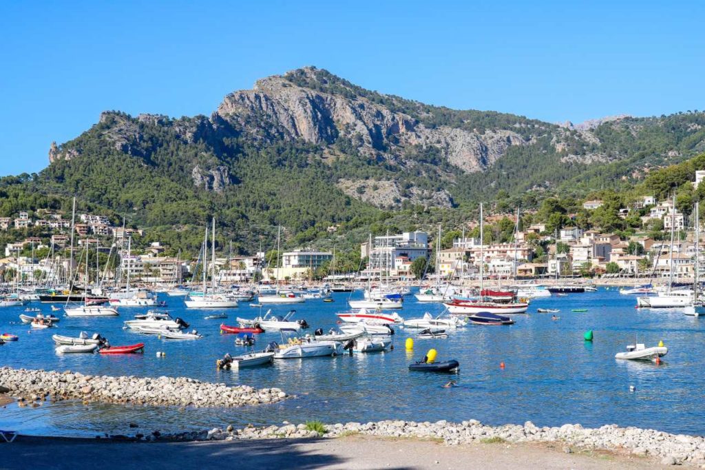 Port de Sóller Hafenbucht mit Booten