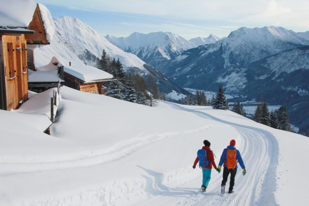 Tief verschneiter Winterwanderweg im Tiroler Lechtal