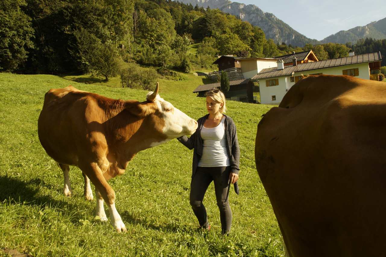 Landwirtin Verena Maier auf ihrem Bergbauernhof Maurerlehen