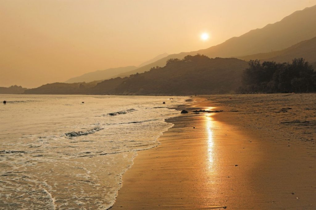 Sonnenuntergang am Tong Fuk Beach in Hongkong