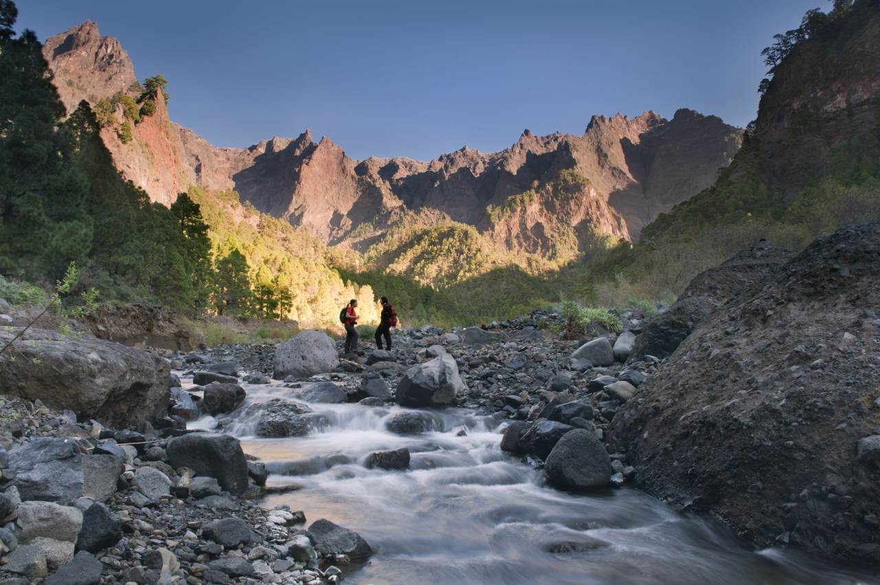 Wanderer im Inneren der Caldera de Taburiente