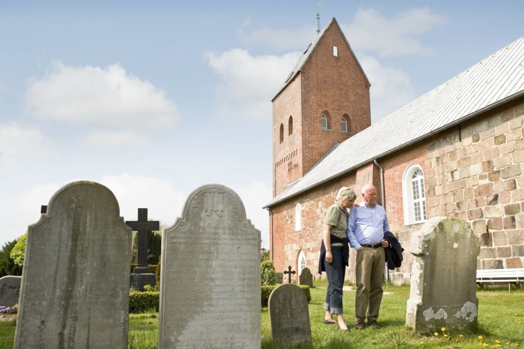 Besucher vor der St. Laurentii Kirche auf Föhr