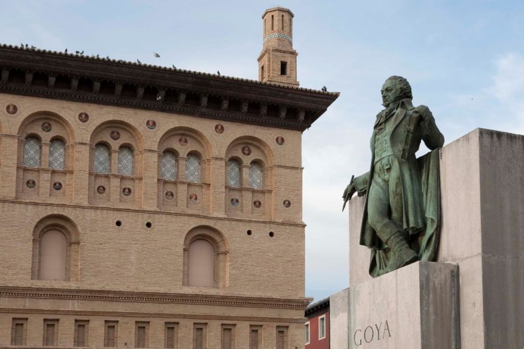 Goya-Denkmal vor der Lonja in Zaragoza