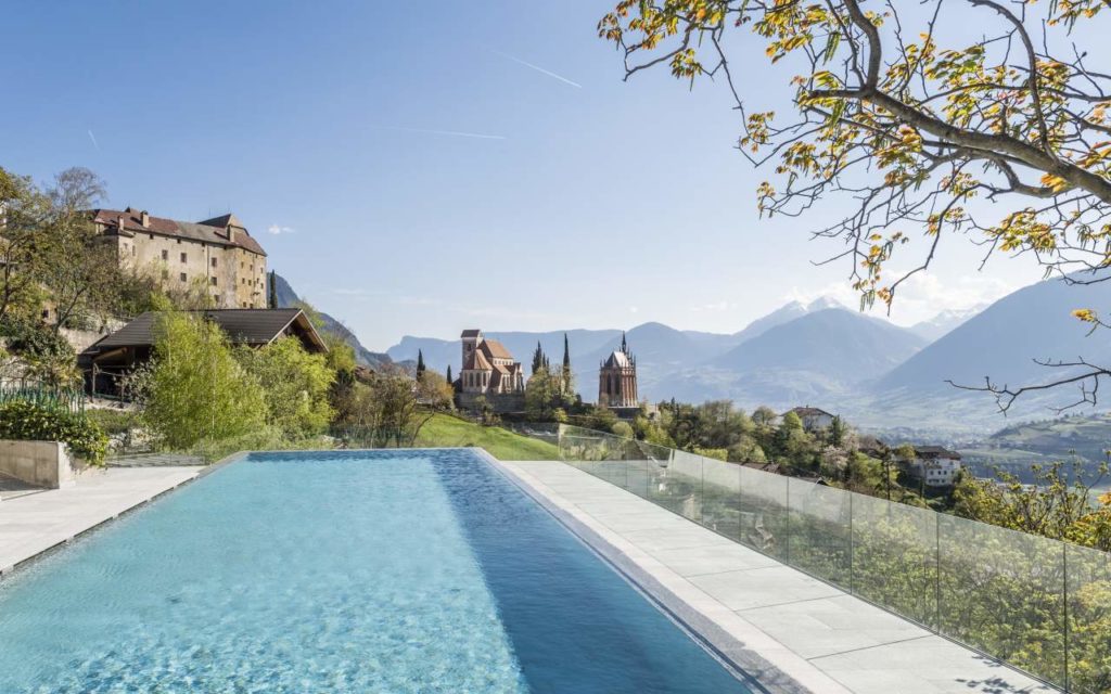 Infinity Pool mit Ausblick Schenna