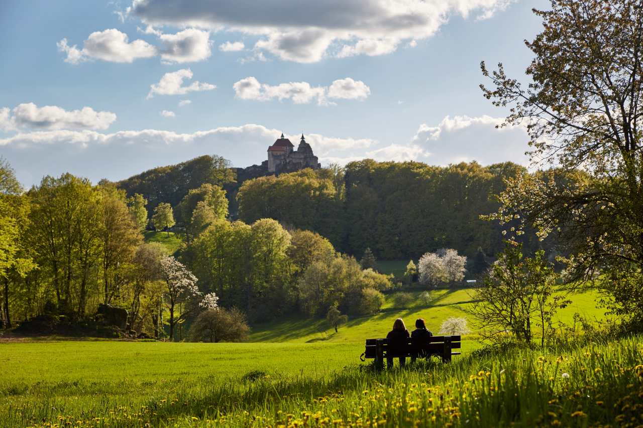 Wandern mit Blick auf Burg Hohenstein