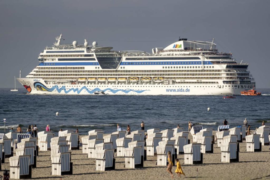 AIDAsol beim Auslaufen in Warnemünde