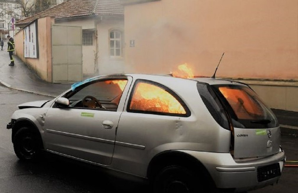 Autounfall im Ausland brennendes Auto