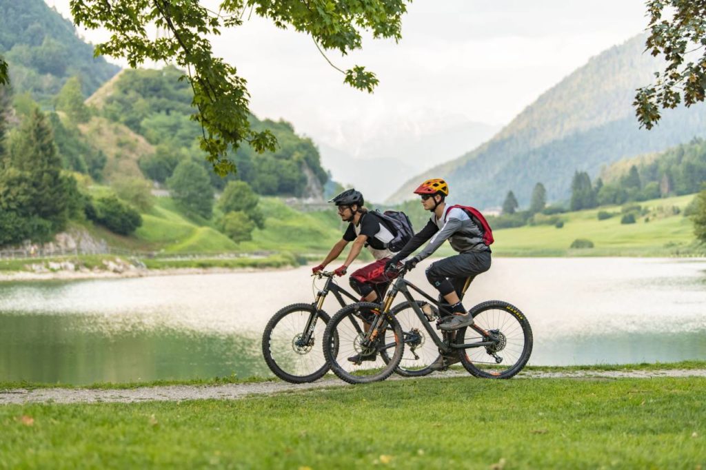 Fahrradfahrer am Lago di Roncone