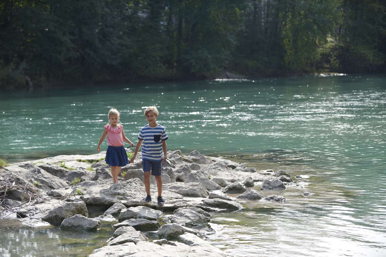 Kinder spielen am Lechufer