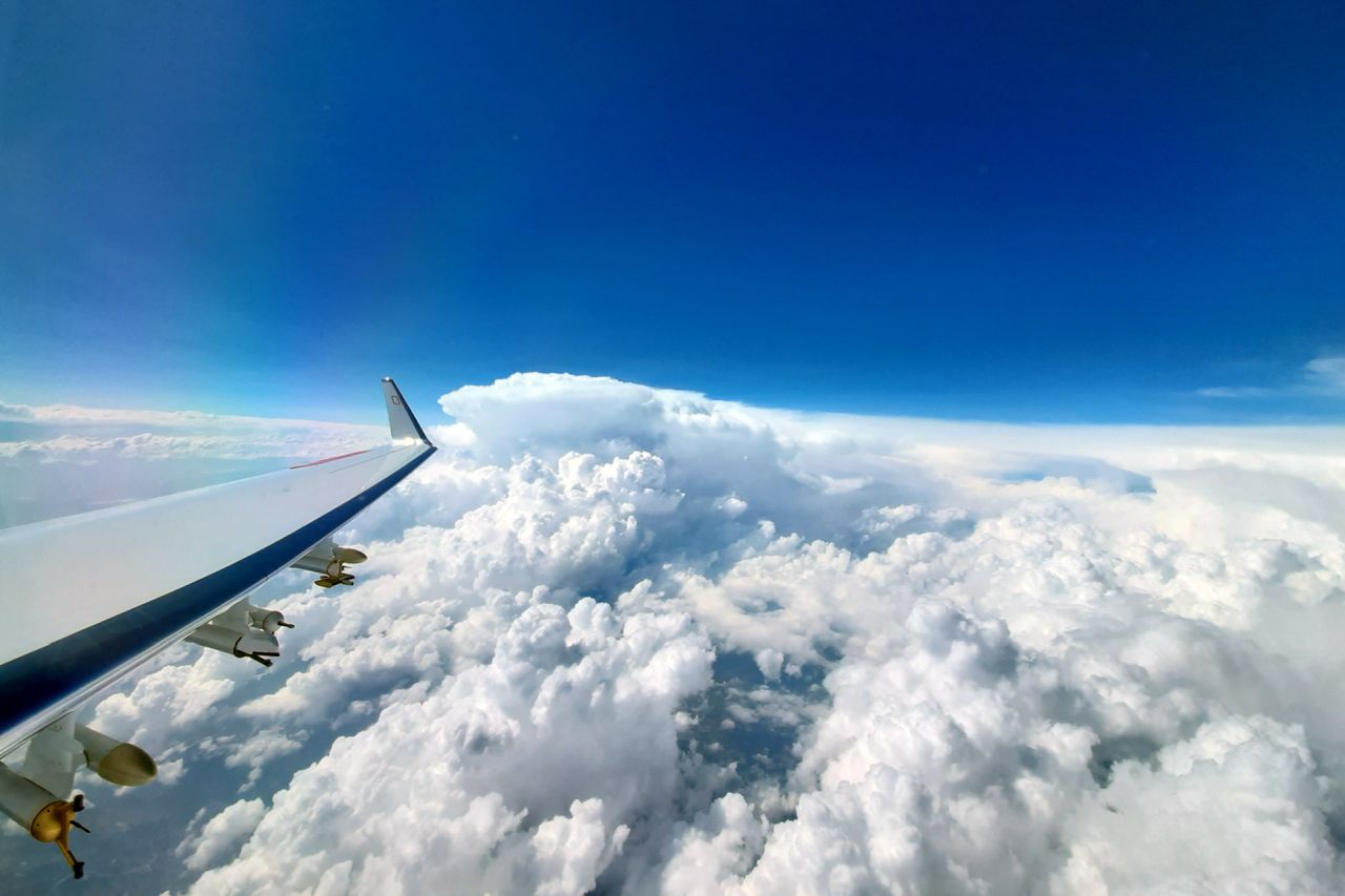 Messonden Flugzeugtragfläche Wolken