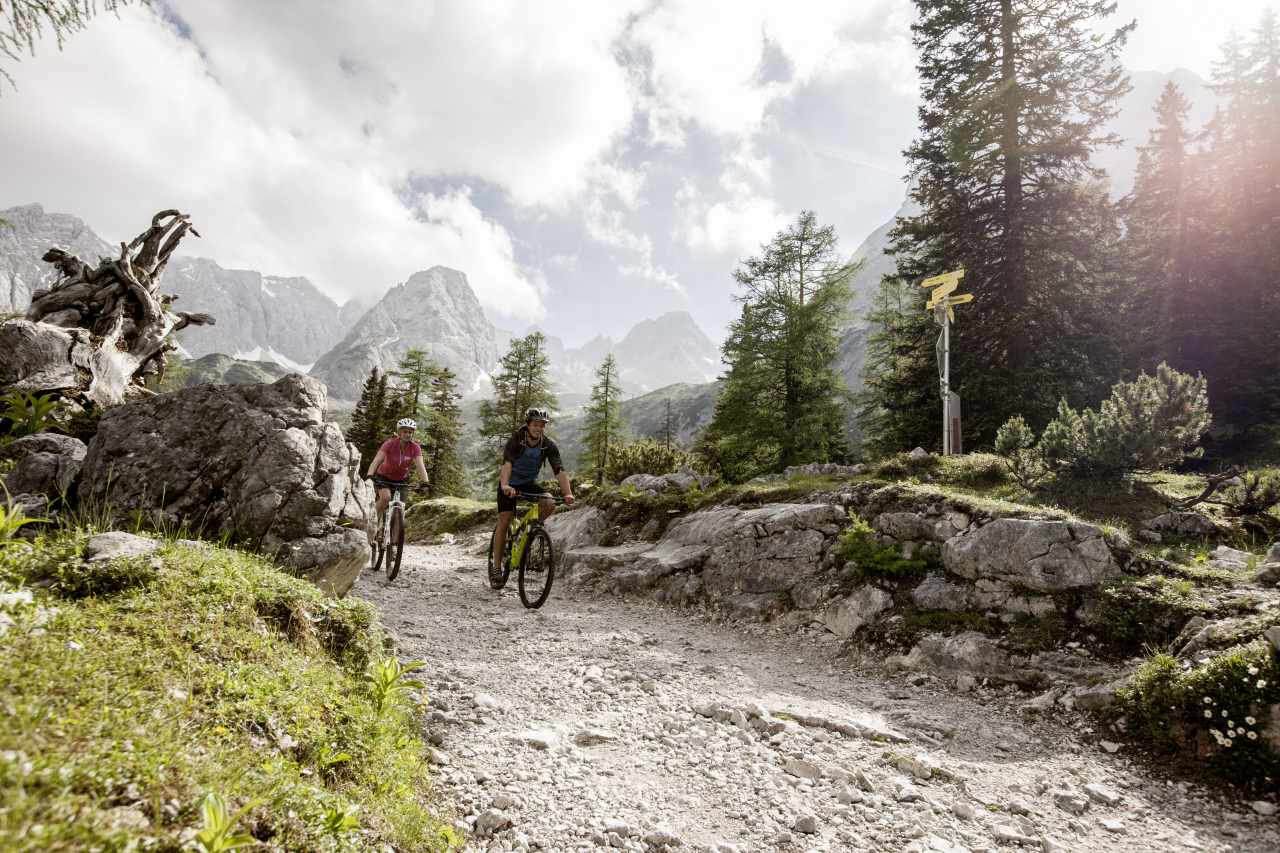 Mountainbiker am Seebensee Zugspitz-8