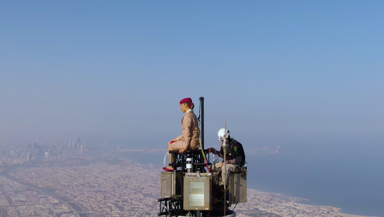 Emirates-Flugbegleiterin auf der Spitze des Burj Khalifa