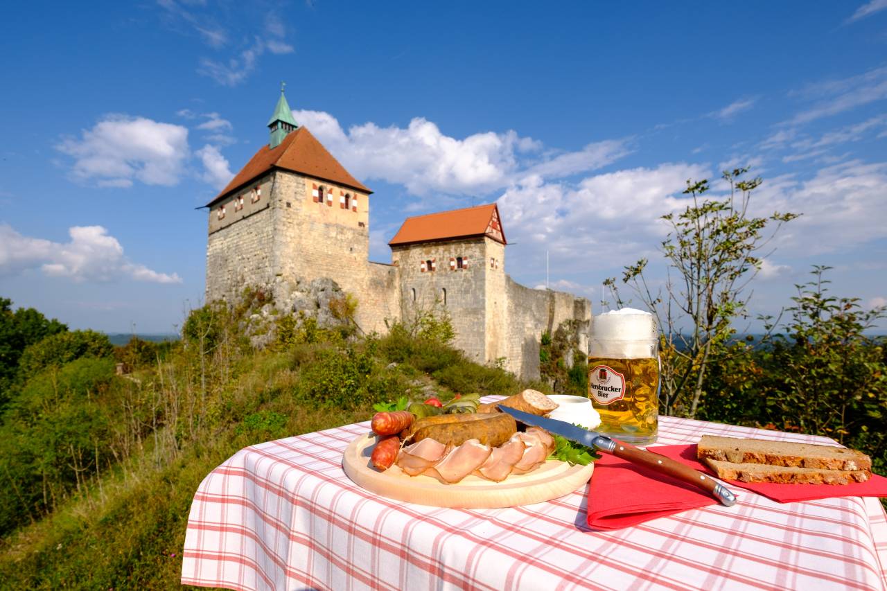 Fränkische Wurstplatte vor Burg Hohenstein