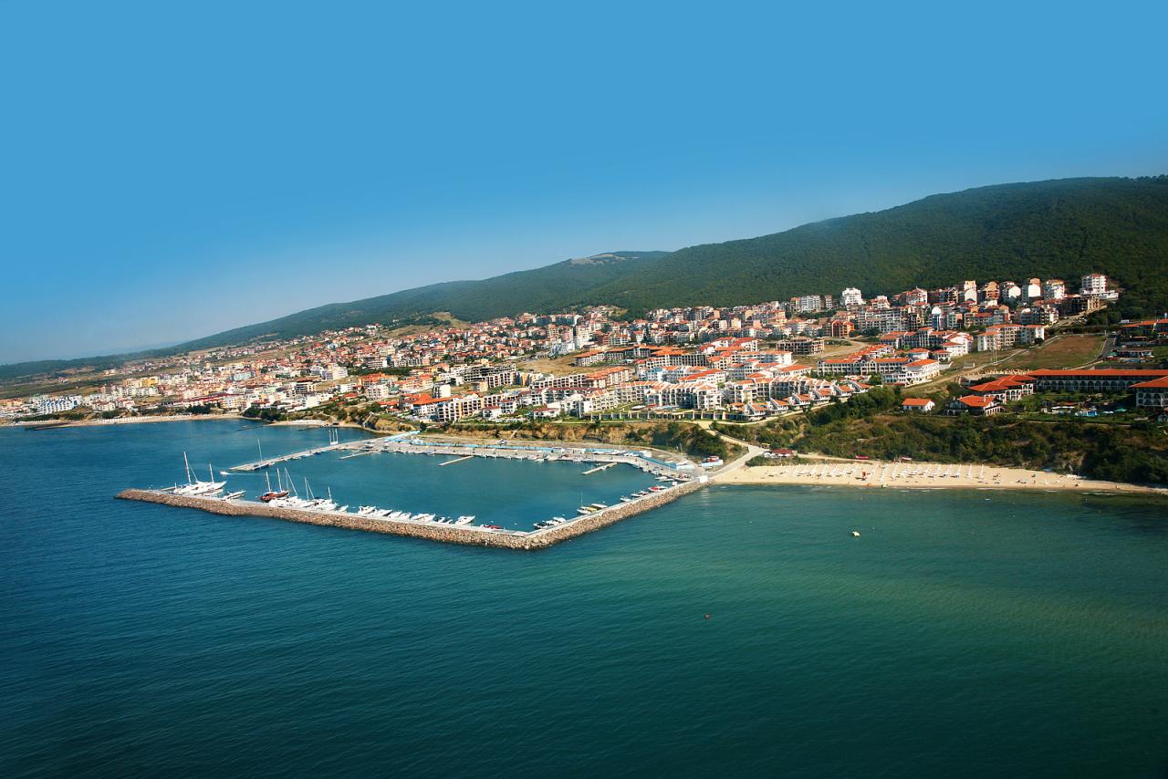 Sveti Vlas mit Hafen und Strand