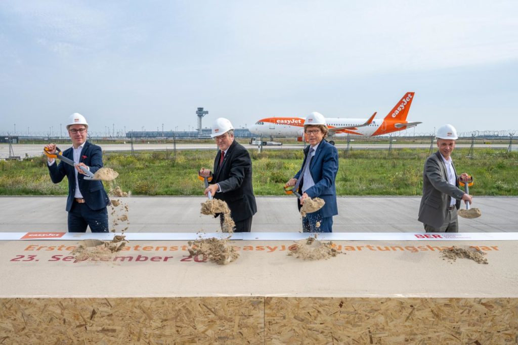 Spatenstich easyJet-Hangar Flughafen Berlin