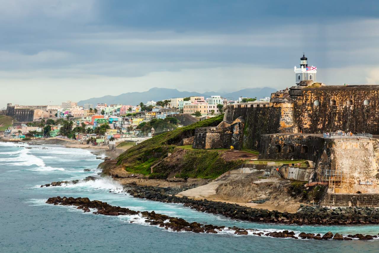 Küste vor San Juan mit Leuchtturm