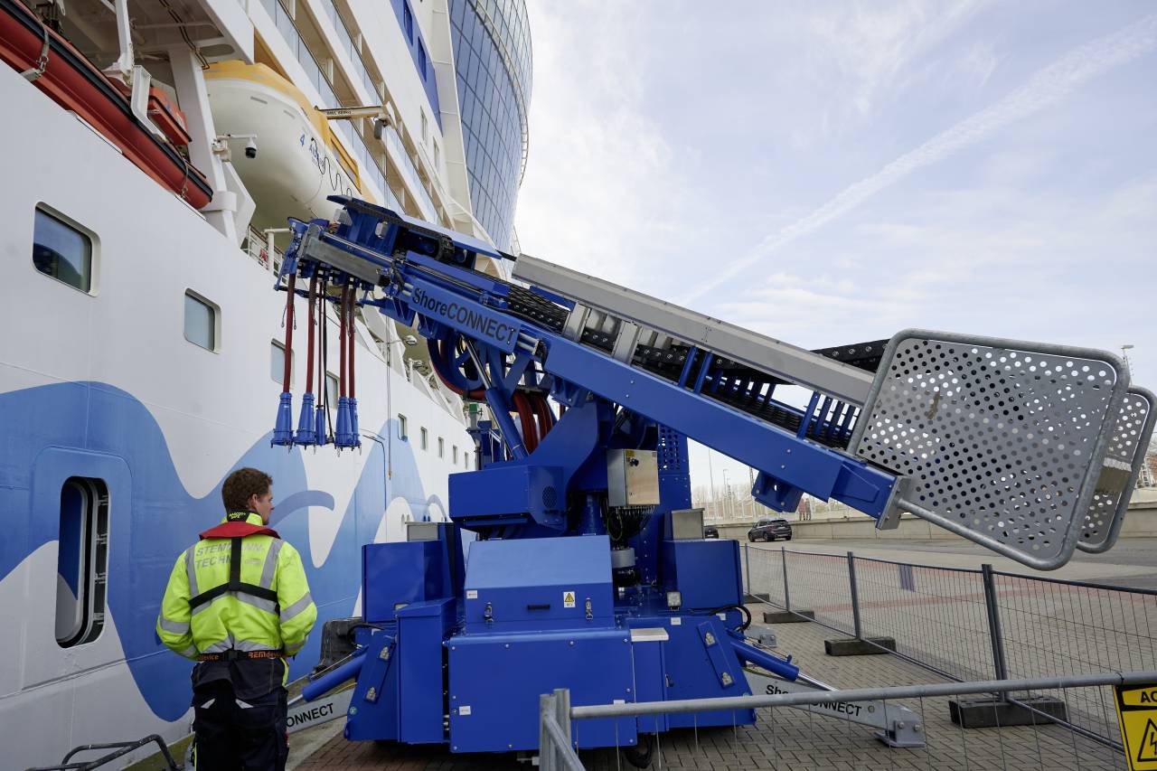 AIDAsol tankt Landstrom in Warnemünde