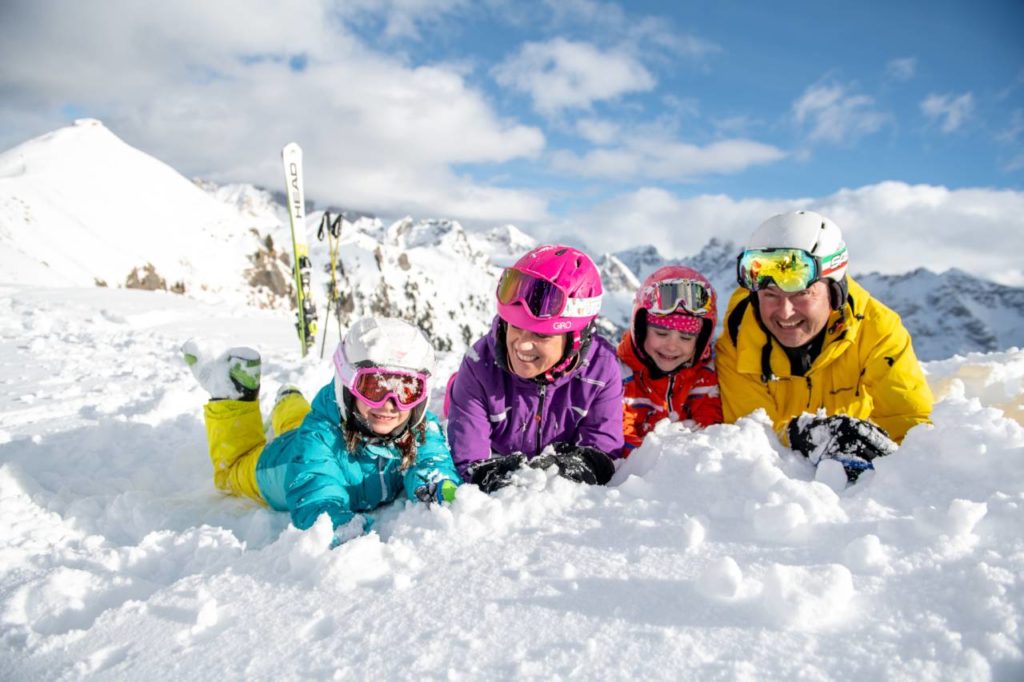 Familie im Schnee Skigebiet Fassatal