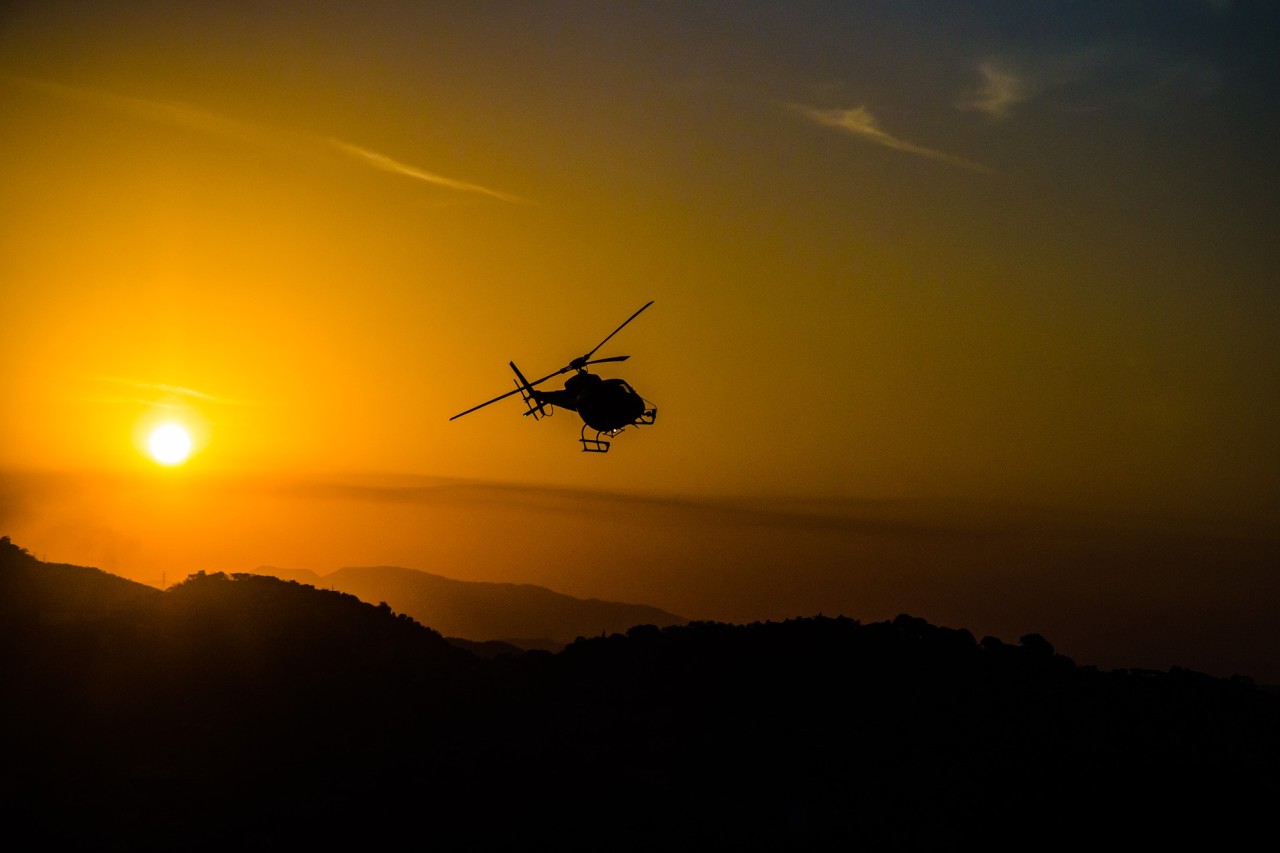 Hubschrauberflug bei Sonnenuntergang